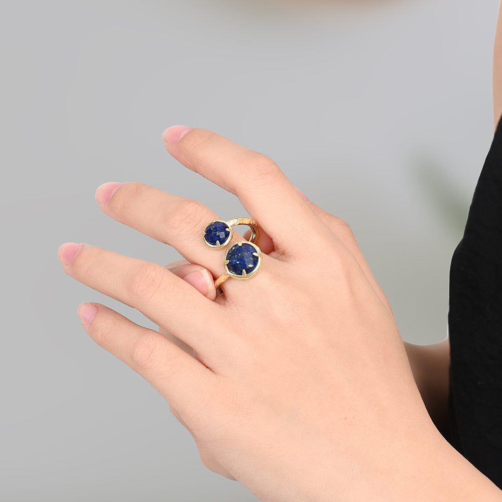 Twin Soul Ring Lapislazuli – getragen an der Hand