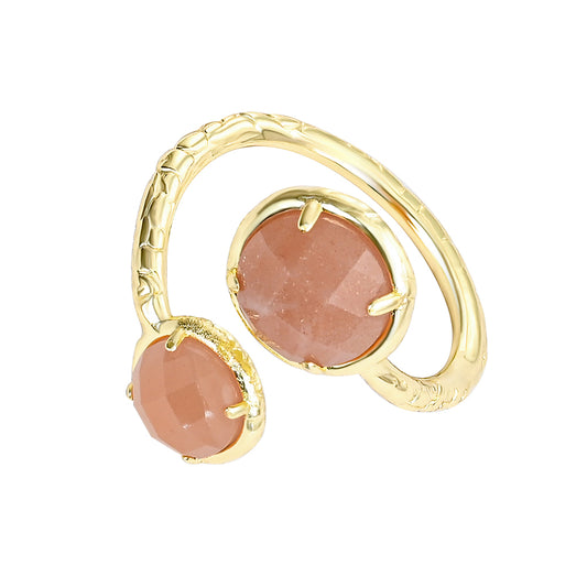 Twin Soul Ring Sonnenstein – goldfarbener Ring mit zwei facettierten Sonnensteinen